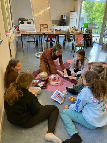 Cyclusshow-Krachtvrouw, een moeder-dochterworkshop © Katrien Nuttin
