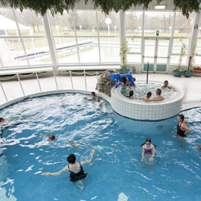 Zwembaden en recreatiedomein Netepark is toe aan een grondige renovatie. Die zal in fasen verlopen, gespreid over meerdere jaren.  De eerste fase omvat essentiële werkzaamheden zoals het vervangen van plafonds, luchtkanalen en apparatuur om de veiligheid te waarborgen en de continuïteit van de dienstverlening te behouden. Voor deze werkzaamheden zal het Netepark vanaf 14 oktober 2024 een achttal weken gesloten zijn. Alle jaar- en gezinsabonnementen die geldig zijn tijdens de sluitingsperiode worden automati